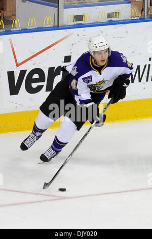 Nov. 14, 2010 - Manchester, New Hampshire, Stati Uniti d'America - monarchi provare a riscattare ciò che potrebbe essere una catastrofica fine settimana con una vittoria contro i falchi. Il monarca Defenceman Patrick Mullen (#14) Durante il primo periodo di gioco. (Credito Immagine: © Jim Melito/Southcreek globale/ZUMApress.com) Foto Stock