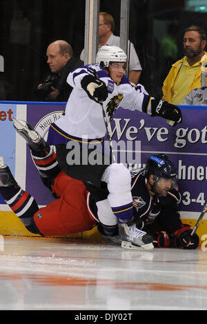 Nov. 14, 2010 - Manchester, New Hampshire, Stati Uniti d'America - monarchi provare a riscattare ciò che potrebbe essere una catastrofica fine settimana con una vittoria contro i falchi durante il secondo periodo di gioco. Falchi portare 1-0 (credito Immagine: © Jim Melito/Southcreek globale/ZUMApress.com) Foto Stock