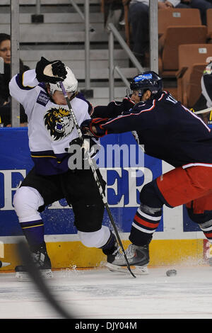 Nov. 14, 2010 - Manchester, New Hampshire, Stati Uniti d'America - monarchi Manchester ha segnato tre gol nel terzo periodo e andare su una 4-2 vincere durante il terzo del gioco. (Credito Immagine: © Jim Melito/Southcreek globale/ZUMApress.com) Foto Stock