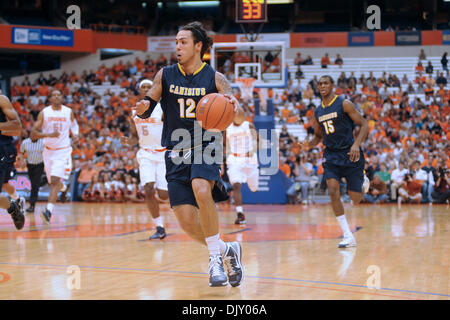 Nov. 15, 2010 - Syracuse, New York, Stati Uniti d'America - Canisio Golden Grifoni guard Gaby Belardo (12) conduce la veloce pausa nel primo semestre contro Siracusa. Siracusa sconfitto Canisio 86-67 davanti a una folla di 20,454 al Carrier Dome in Syracuse, New York. (Credito Immagine: © Michael Johnson/Southcreek globale/ZUMApress.com) Foto Stock