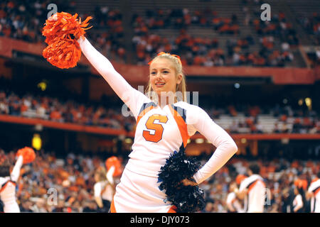 Nov. 15, 2010 - Syracuse, New York, Stati Uniti d'America - un Siracusa cheerleader cheers durante una seconda metà del time-out durante Siracusa la sconfitta di Canisio 86-67 davanti a una folla di 20,454 al Carrier Dome in Syracuse, New York. (Credito Immagine: © Michael Johnson/Southcreek globale/ZUMApress.com) Foto Stock