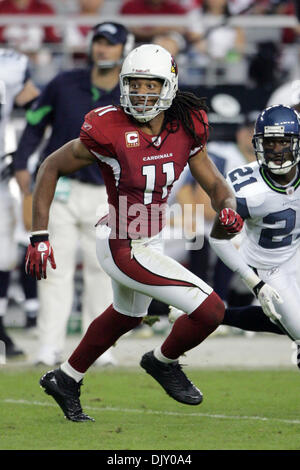 Nov. 15, 2010 - Glendale, Arizona, Stati Uniti d'America - Arizona Cardinals wide receiver Larry Fitzgerald (#11) esegue un percorso e cerca il pass durante una partita contro i Seattle Seahawks presso la University of Phoenix Stadium di Glendale, in Arizona. Il Seahawks sconfitto i Cardinali 36-18. (Credito Immagine: © Gene inferiore/Southcreek globale/ZUMApress.com) Foto Stock