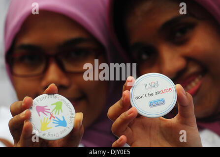 Jakarta, Indonesia. 1 dicembre, 2013. Donne indonesiane mostrano perni durante una HIV/AIDS campagna di sensibilizzazione sulla Giornata mondiale di lotta all AIDS. Credito: Zulkarnain/Xinhua/Alamy Live News Foto Stock