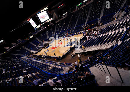 Nov. 16, 2010 - Hartford, Connecticut, Stati Uniti d'America - #2 Baylor e #1 Connecticut warm up prima che la punta fuori dello Stato Farm Tip-Off Classic XL Center. (Credito Immagine: © Geoff Bolte/Southcreek globale/ZUMApress.com) Foto Stock