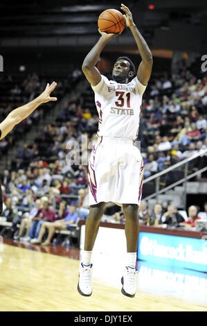 Nov. 16, 2010 - Tallahassee, Florida, Stati Uniti d'America - 16 Novembre 2010: . FSU's Chris Singleton rende uno dei suoi tre 3-puntatori della notte per portare FSU nel punteggio con il punto 30. Anche Singleton rappresentavano il 12 rimbalzi, 2 assiste, 3 blocchi e 2 a ruba. FSU sconfitto Gardner Webb 78-53 a Donald L. Tucker Center in Tallahassee, Florida. (Credito Immagine: © Mike Olive Foto Stock