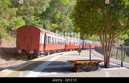 Kuranda treno turistico sul suo modo di Kuranda Foto Stock