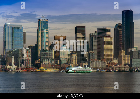Vista panoramica del lungomare dal mare con stato di Washington del traghetto, Seattle, Washington, Stati Uniti d'America Foto Stock