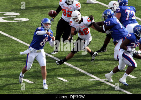 Nov. 20, 2010 - Lawrence, Kansas, Stati Uniti d'America - Kansas Jayhawks quarterback Quinn Mecham (8) passa durante il primo semestre l'azione. Oklahoma conduce Kansas 20-14 al tempo di emisaturazione del gioco presso il Memorial Stadium di Lawrence, KS. (Credito Immagine: © Jacob Paulsen Southcreek/Global/ZUMAPRESS.com) Foto Stock