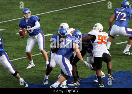 Nov. 20, 2010 - Lawrence, Kansas, Stati Uniti d'America - Kansas Jayhawks quarterback Quinn Mecham (8) guarda al passaggio durante la prima metà di azione. Oklahoma conduce Kansas 20-14 al tempo di emisaturazione del gioco presso il Memorial Stadium di Lawrence, KS. (Credito Immagine: © Jacob Paulsen Southcreek/Global/ZUMAPRESS.com) Foto Stock