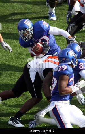 Nov. 20, 2010 - Lawrence, Kansas, Stati Uniti d'America - Kansas Jayhawks running back D.J. Beshears (20) fumbles la palla vicino alla endzone durante il primo semestre l'azione. Oklahoma conduce Kansas 20-14 al tempo di emisaturazione del gioco presso il Memorial Stadium di Lawrence, KS. (Credito Immagine: © Jacob Paulsen Southcreek/Global/ZUMAPRESS.com) Foto Stock