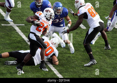 Nov. 20, 2010 - Lawrence, Kansas, Stati Uniti d'America - Oklahoma State Cowboys running back Kendall Hunter (24) codifica per yardage durante il primo semestre l'azione. Oklahoma conduce Kansas 20-14 al tempo di emisaturazione del gioco presso il Memorial Stadium di Lawrence, KS. (Credito Immagine: © Jacob Paulsen Southcreek/Global/ZUMAPRESS.com) Foto Stock