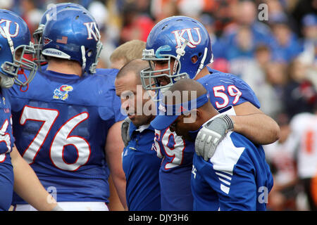 Nov. 20, 2010 - Lawrence, Kansas, Stati Uniti d'America - Kansas Jayhawks offensiva di Sal per guardafili Capra (59) è aiutato fuori campo durante la seconda metà di azione. Oklahoma sconfigge Kansas 48-14 presso il Memorial Stadium di Lawrence, KS. (Credito Immagine: © Jacob Paulsen Southcreek/Global/ZUMAPRESS.com) Foto Stock