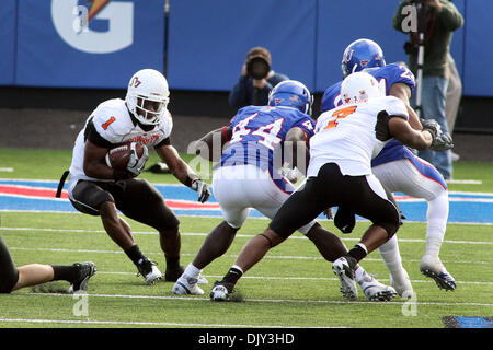 Nov. 20, 2010 - Lawrence, Kansas, Stati Uniti d'America - Oklahoma State Cowboys running back Joseph Randle (1) codifica per yardage durante la seconda metà di azione. Oklahoma sconfigge Kansas 48-14 presso il Memorial Stadium di Lawrence, KS. (Credito Immagine: © Jacob Paulsen Southcreek/Global/ZUMAPRESS.com) Foto Stock