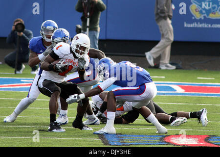 Nov. 20, 2010 - Lawrence, Kansas, Stati Uniti d'America - Kansas Jayhawks cornerback Greg marrone (5) affronta Oklahoma State Cowboys running back Joseph Randle (1) durante la seconda metà di azione. Oklahoma sconfigge Kansas 48-14 presso il Memorial Stadium di Lawrence, KS. (Credito Immagine: © Jacob Paulsen Southcreek/Global/ZUMAPRESS.com) Foto Stock