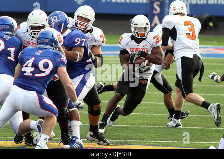 Nov. 20, 2010 - Lawrence, Kansas, Stati Uniti d'America - Oklahoma State Cowboys running back Jeremy Smith (31) codifica per yardage durante la seconda metà di azione. Oklahoma sconfigge Kansas 48-14 presso il Memorial Stadium di Lawrence, KS. (Credito Immagine: © Jacob Paulsen Southcreek/Global/ZUMAPRESS.com) Foto Stock