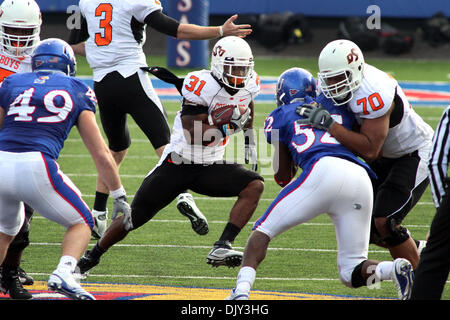 Nov. 20, 2010 - Lawrence, Kansas, Stati Uniti d'America - Oklahoma State Cowboys running back Jeremy Smith (31) codifica per yardage durante la seconda metà di azione. Oklahoma sconfigge Kansas 48-14 presso il Memorial Stadium di Lawrence, KS. (Credito Immagine: © Jacob Paulsen Southcreek/Global/ZUMAPRESS.com) Foto Stock