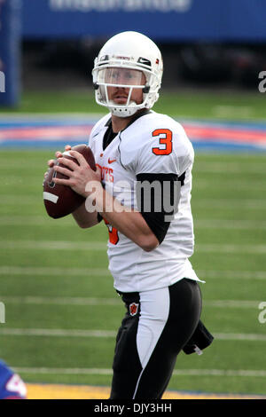 Nov. 20, 2010 - Lawrence, Kansas, Stati Uniti d'America - Oklahoma State Cowboys quarterback Brandon Weeden (3) guarda al passaggio durante la seconda metà di azione. Oklahoma sconfigge Kansas 48-14 presso il Memorial Stadium di Lawrence, KS. (Credito Immagine: © Jacob Paulsen Southcreek/Global/ZUMAPRESS.com) Foto Stock