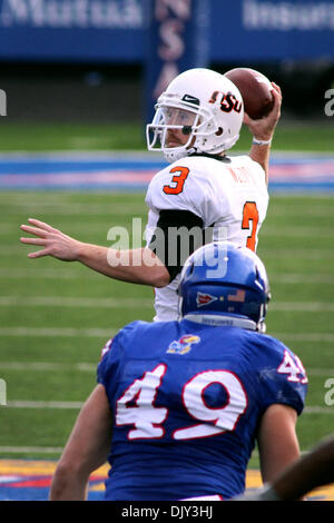 Nov. 20, 2010 - Lawrence, Kansas, Stati Uniti d'America - Oklahoma State Cowboys quarterback Brandon Weeden (3) guarda al passaggio durante la seconda metà di azione. Oklahoma sconfigge Kansas 48-14 presso il Memorial Stadium di Lawrence, KS. (Credito Immagine: © Jacob Paulsen Southcreek/Global/ZUMAPRESS.com) Foto Stock