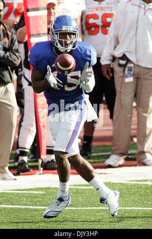 Nov. 20, 2010 - Lawrence, Kansas, Stati Uniti d'America - Kansas Jayhawks running back Daymond Patterson (15) riceve un passaggio durante la seconda metà di azione. Oklahoma sconfigge Kansas 48-14 presso il Memorial Stadium di Lawrence, KS. (Credito Immagine: © Jacob Paulsen Southcreek/Global/ZUMAPRESS.com) Foto Stock