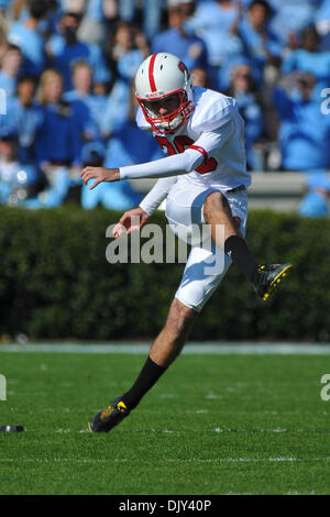 Nov. 20, 2010 - Chapel Hill, North Carolina, Stati Uniti d'America - North Carolina State Wolfpack kicker Chris Hawthorne (39)scende di nuovo a passare. Carolina del nord conduce a nord Stato di Carolina 13-10 a halftime in gioco Kenan Stadium di Chapel Hill nella Carolina del Nord. (Credito Immagine: © Anthony Barham/Southcreek globale/ZUMAPRESS.com) Foto Stock