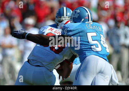 Nov. 20, 2010 - Chapel Hill, North Carolina, Stati Uniti d'America - North Carolina Tar Heels linebacker Bruce carter (54)rende il paranco. Carolina del nord conduce a nord Stato di Carolina 13-10 a halftime in gioco Kenan Stadium di Chapel Hill nella Carolina del Nord. (Credito Immagine: © Anthony Barham/Southcreek globale/ZUMAPRESS.com) Foto Stock