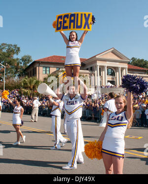 Nov. 20, 2010 - Baton Rouge, Louisiana, Stati Uniti d'America - LSU Tigers cheerleaders tifo la folla prima del Mississippi e ribelli Tigri LSU gioco. (Credito Immagine: © Escanelle Gus/Southcreek globale/ZUMAPRESS.com) Foto Stock