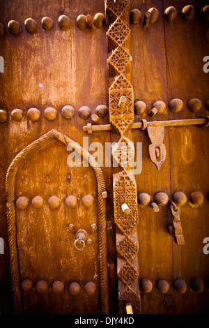 Allestita ornamento della porta di legno al Villaggio del Patrimonio culturale nel Bur Dubai Foto Stock