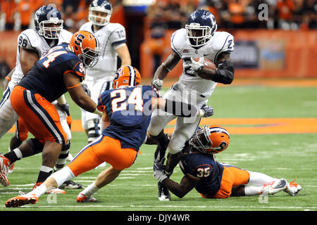 Nov. 20, 2010 - Syracuse, New York, Stati Uniti d'America - Connecticut Huskies running back Jordan Todman (23) tenta di rompere il paranco di Siracusa sicurezza arancione Michael Holmes (35) e Siracusa sicurezza arancione Max Suter (24) in ritardo nel terzo trimestre. Connecticut Siracusa sconfitto da un punteggio di 23-6 al Carrier Dome in Syracuse, New York. (Credito Immagine: © Michael Johnson/Sou Foto Stock