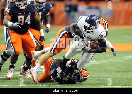 Nov. 20, 2010 - Syracuse, New York, Stati Uniti d'America - Connecticut Huskies running back Jordan Todman (23) è portato verso il basso da Siracusa sicurezza arancione Michael Holmes (35) e Siracusa sicurezza arancione Max Suter (24) in ritardo nel terzo trimestre. Connecticut Siracusa sconfitto da un punteggio di 23-6 al Carrier Dome in Syracuse, New York. (Credito Immagine: © Michael Johnson/Southcreek Gl Foto Stock