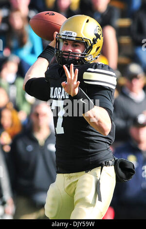 Nov. 20, 2010 - Boulder, Colorado, Stati Uniti d'America - l'Università del Colorado bufali Cody Hawkins (7) cerca di lanciare la palla contro il Kansas State Wildcats presso Folsom campo. Colorado sconfitto Kansas State 44-36. (Credito Immagine: © Michael Furman/Southcreek globale/ZUMAPRESS.com) Foto Stock