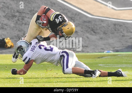 Nov. 20, 2010 - Boulder, Colorado, Stati Uniti d'America - l'Università del Colorado bufali Ryan Deehan (32) viene affrontato da Kansas State's Tysyn Hartman (2) presso Folsom campo. Colorado sconfitto Kansas State 44-36. (Credito Immagine: © Michael Furman/Southcreek globale/ZUMAPRESS.com) Foto Stock