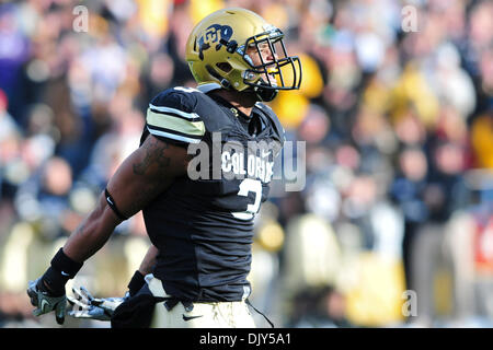 Nov. 20, 2010 - Boulder, Colorado, Stati Uniti d'America - l'Università del Colorado bufali Jimmy Smith (3), riceve la folla sparato contro i Kansas State Wildcats presso Folsom campo. Colorado sconfitto Kansas State 44-36. (Credito Immagine: © Michael Furman/Southcreek globale/ZUMAPRESS.com) Foto Stock