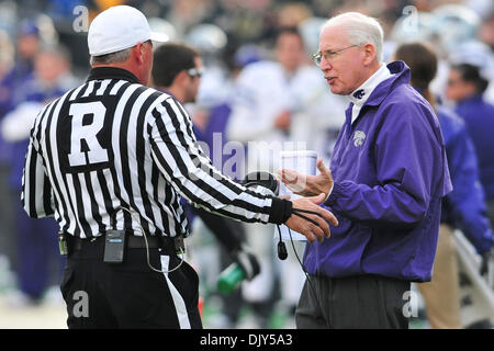 Nov. 20, 2010 - Boulder, Colorado, Stati Uniti d'America - Kansas State Wildcats head coach Bill Snyder porta ad un ref circa una chiamata esaminati presso Folsom campo. Colorado sconfitto Kansas State 44-36. (Credito Immagine: © Michael Furman/Southcreek globale/ZUMAPRESS.com) Foto Stock