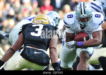 Nov. 20, 2010 - Boulder, Colorado, Stati Uniti d'America - Kansas State Wildcats running back Daniel Thomas (8) tenta di busto attraverso il Colorado bufali linea al campo di Folsom. Colorado sconfitto Kansas State 44-36. (Credito Immagine: © Michael Furman/Southcreek globale/ZUMAPRESS.com) Foto Stock