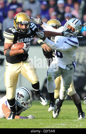 Nov. 20, 2010 - Boulder, Colorado, Stati Uniti d'America - l'Università del Colorado di bufala sarà Jefferson bracci rigidi Kansas State Wildcat Terrance Sweeney (16) presso Folsom campo. Colorado sconfitto Kansas State 44-36. (Credito Immagine: © Michael Furman/Southcreek globale/ZUMAPRESS.com) Foto Stock