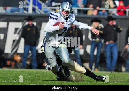 Nov. 20, 2010 - Boulder, Colorado, Stati Uniti d'America - Kansas State Wildcats Collin Klein (7) viene affrontato nei confronti dell'Università del Colorado bufali presso Folsom campo. Colorado sconfitto Kansas State 44-36. (Credito Immagine: © Michael Furman/Southcreek globale/ZUMAPRESS.com) Foto Stock