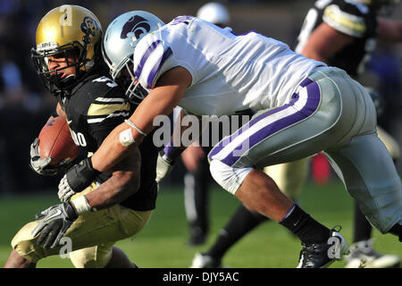 Nov. 20, 2010 - Boulder, Colorado, Stati Uniti d'America - l'Università del Colorado bufali running back Rodney Stewart viene combattuta contro i Kansas State Wildcats presso Folsom campo. Colorado sconfitto Kansas State 44-36. (Credito Immagine: © Michael Furman/Southcreek globale/ZUMAPRESS.com) Foto Stock