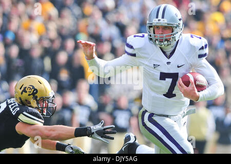 Nov. 20, 2010 - Boulder, Colorado, Stati Uniti d'America - Kansas State Wildcats quarterback Collin Klein (7) corre con la sfera contro la University of Colorado di bufala al campo di Folsom. Colorado sconfitto Kansas State 44-36. (Credito Immagine: © Michael Furman/Southcreek globale/ZUMAPRESS.com) Foto Stock