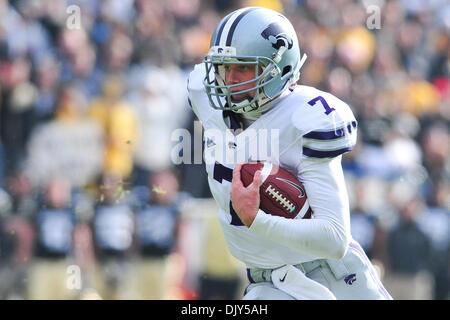 Nov. 20, 2010 - Boulder, Colorado, Stati Uniti d'America - Kansas State Wildcats Collin Klein (7) corre con la sfera contro la University of Colorado di bufala al campo di Folsom. Colorado sconfitto Kansas State 44-36. (Credito Immagine: © Michael Furman/Southcreek globale/ZUMAPRESS.com) Foto Stock