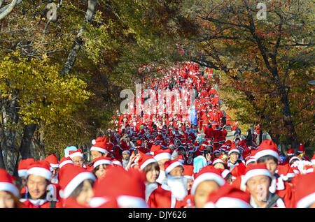 Osaka, Giappone. Il 1 dicembre del 2013. Migliaia di persone vestite fino a Santa Claus ingranaggio in Osaka domenica per un 2,5-miglio (4 km) Fun Run per raccogliere denaro per acquistare giochi e giocattoli per i bambini in cura presso l'ospedale universitario della città. Foto Stock