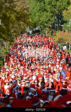 Osaka, Giappone. Il 1 dicembre del 2013. Migliaia di persone vestite fino a Santa Claus ingranaggio in Osaka domenica per un 2,5-miglio (4 km) Fun Run per raccogliere denaro per acquistare giochi e giocattoli per i bambini in cura presso l'ospedale universitario della città. Foto Stock