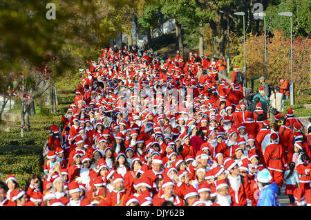 Osaka, Giappone. Il 1 dicembre del 2013. Migliaia di persone vestite fino a Santa Claus ingranaggio in Osaka domenica per un 2,5-miglio (4 km) Fun Run per raccogliere denaro per acquistare giochi e giocattoli per i bambini in cura presso l'ospedale universitario della città. Foto Stock