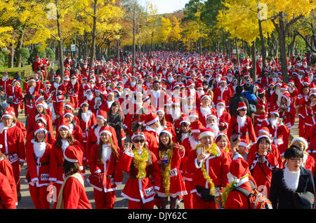 Osaka, Giappone. Il 1 dicembre del 2013. Migliaia di persone vestite fino a Santa Claus ingranaggio in Osaka domenica per un 2,5-miglio (4 km) Fun Run per raccogliere denaro per acquistare giochi e giocattoli per i bambini in cura presso l'ospedale universitario della città. Foto Stock