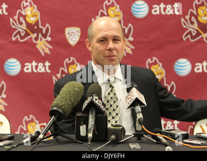 Nov. 20, 2010 - Tempe, Arizona, Stati Uniti d'America - ASU Head Coach, Herb Sendek, discute la loro vittoria nel post-partita interviste (credito Immagine: © Bruce Yeung Southcreek/Global/ZUMAPRESS.com) Foto Stock