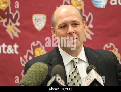 Nov. 20, 2010 - Tempe, Arizona, Stati Uniti d'America - ASU Head Coach, Herb Sendek, discute la loro vittoria nel post-partita interviste (credito Immagine: © Bruce Yeung Southcreek/Global/ZUMAPRESS.com) Foto Stock