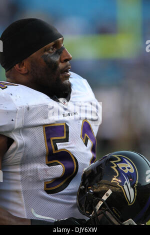 Novembre 21, 2010; Baltimore Ravens linebacker Ray Lewis (52) presso la Bank of America Stadium di Charlotte, NC. Il punteggio finale viene Baltimore 37- Carolina 13. . Jim Dedmon/CSM(Immagine di credito: © Jim Dedmon/Cal Sport Media/ZUMAPRESS.com) Foto Stock