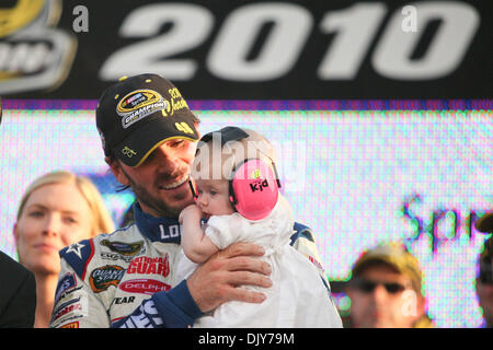 Nov. 21, 2010 - Homestead, Florida, Stati Uniti - JIMMY JOHNSON tenere la sua figlia come lui celebra la vittoria al suo quinto consecutivi di NASCAR Sprint Cup Series Championship presso la Ford 400 gara di Homestead Miami Speedway. (Credito Immagine: © Ben Hicks/Southcreek globale/ZUMAPRESS.com) Foto Stock