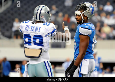 Nov. 21, 2010 - Arlington, Texas, Stati Uniti d'America - Ex Oklahoma State Cowboys giocatori Dallas Cowboys wide receiver Dez Bryant (88) e Detroit Lions stretto fine Brandon Pettigrew (84) si impegnano in un piccolo cestino di parlare durante la pre-game warm up come la Detroit Lions visitare Dallas Cowboys a cowboy Stadium di Arlington, Texas. (Credito Immagine: © Steven Leija/Southcreek Glob Foto Stock