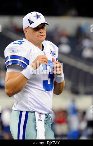 Nov. 21, 2010 - Arlington, Texas, Stati Uniti d'America - Dallas Cowboys quarterback Jon Kitna (3) durante la pre-game warm up come la Detroit Lions visitare Dallas Cowboys a cowboy Stadium di Arlington, Texas. (Credito Immagine: © Steven Leija/Southcreek globale/ZUMAPRESS.com) Foto Stock