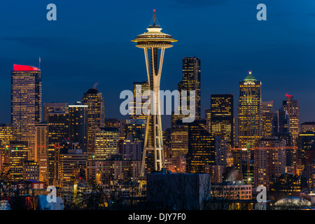 La notte dello skyline della città di Seattle, Washington, Stati Uniti d'America Foto Stock